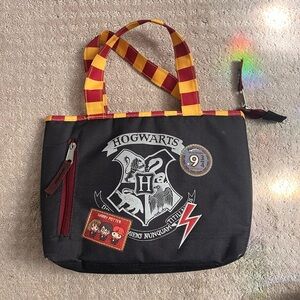 Hogwarts Crest lunch Bag with Gryffindor Straps